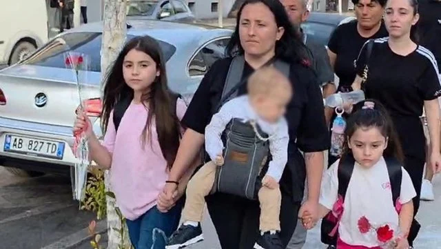 Prekëse/ Babai humbi jetën në aksident, 2 vajzat shkojnë në ditën e parë të shkollës të shoqëruara nga nëna