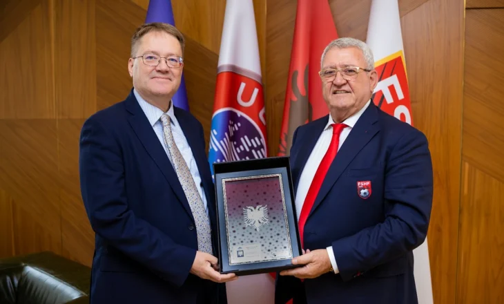 Presidenti Duka, takim me Ambasadorin e Britanisë së Madhe, Abbott. Në fokus organizimi i ndeshjes Shqipëri–Angli