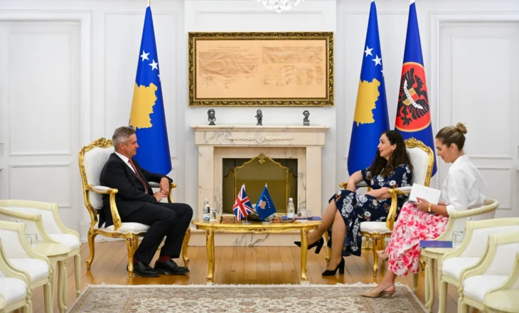 Presidentja Osmani priti ambasadorin britanik Jonathan Hargreaves, diskutojnë për partneritetin strategjik dhe zhvillimet politike në Kosovë