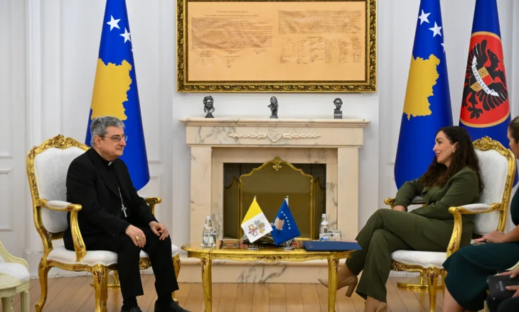 Presidentja Osmani priti në takim Nuncin Apostolik për Kosovën, Luigi Bianco 