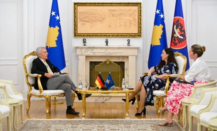 Presidentja Vjosa Osmani priti ambasadorin gjerman Jörn Rohde për të diskutuar zhvillimet politike dhe sigurinë në Kosovë