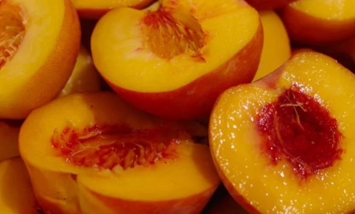 Produktet import në vendin tonë/ AKU bllokon pjeshkat dhe rrushin, pesticide mbi normë