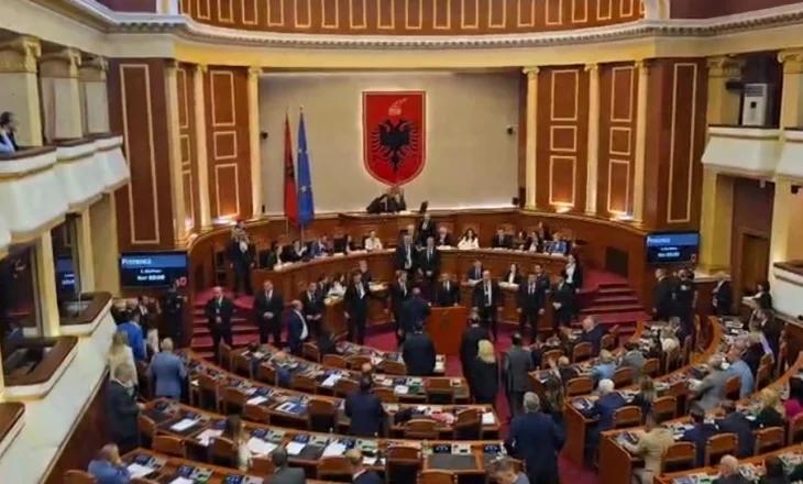 Programi dhe qeveria u miratuan mes tensioneve dhe pa debat, zbulohet lëvizja e Partisë Demokratike