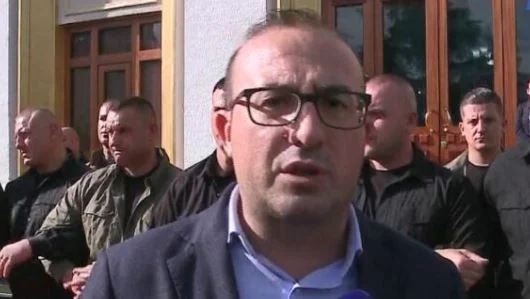 “Programi juaj, me buzëkuq, por me çizme përpara”, ironizon Korreshi: Ne hallexhinjtë ‘vjedhim’ nga 2 minuta