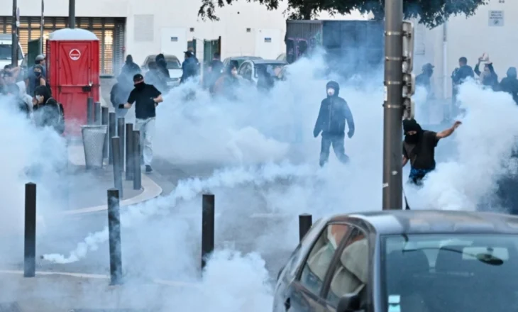 Protesta e përleshje në rrugët e Francës, policia aktivizon 80 mijë efektivë, ministri i brendshëm akuzon organizatat e ekstremit të majtë