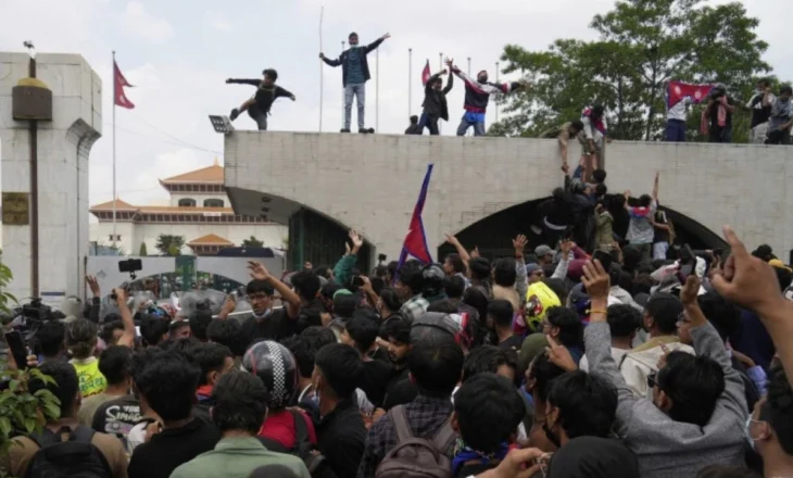 Protesta kundër qeverisë në Nepal, 16 viktima dhe dhjetëra të plagosur pas përleshjeve të policisë me turmën