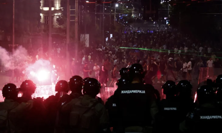 Protesta masive në Novi Sad, përleshje të dhunshme me policinë. Plagosen 11 efektivë, disa të arrestuar