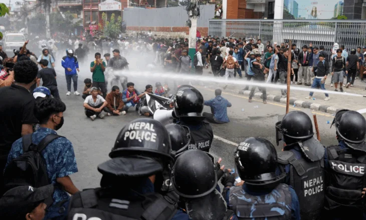 Protesta me 19 të vrarë, kryeministri i Nepalit jep dorëheqjen