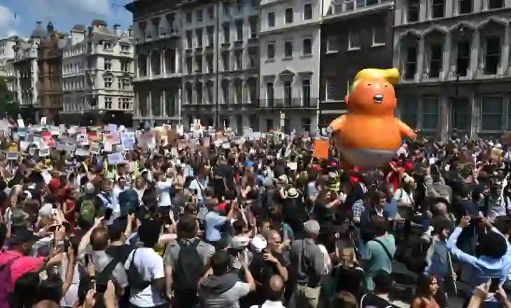 Protesta në Londër për vizitën e Trump: Tirani erdhi për çaj…