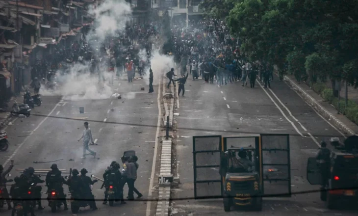 Protestat që lanë pas pesë të vdekur/ Ndalen tubimet në Indonezi pas ndërhyrjes së ushtrisë, por pakënaqësia e popullit mbetet e thellë
