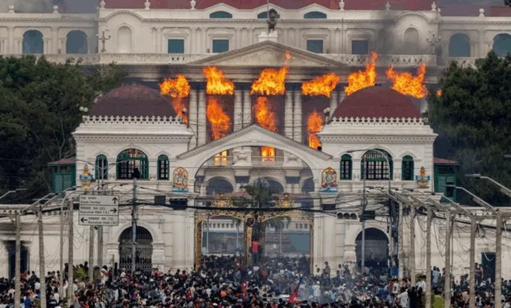 Protestuesit në Nepal sulmojnë shtëpinë e ish-kryeministrit, digjet për së gjalli gruaja e tij
