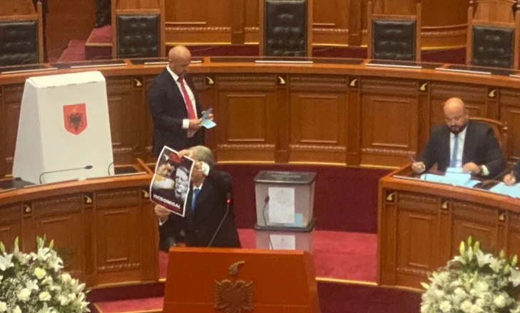 PS propozoi Niko Peleshin/ Nis votimi i fshehtë për zgjedhjen e Kryetarit të Kuvendit, opozita bojkoton procesin, hedh pankarta te kutia e votimit
