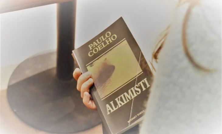 Pse duhet të lexojmë romanin “Alkimisti” të Paulo Coelhos?
