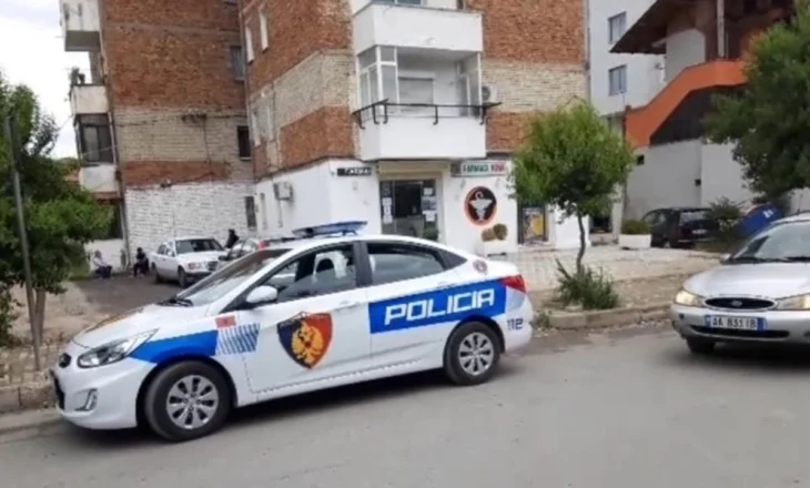 Qëlluan me armë në drejtim të 27-vjeçarit, shpallen në kërkim dy të rinjtë në Krujë
