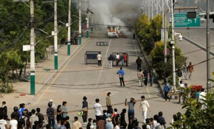 Qeveria në Nepal ndalon mediat sociale/ Shpërthejnë protestat, të paktën 14 viktima