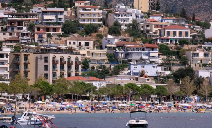 Qytetarë e turistë shijojnë plazhet e Himarës edhe në shtator