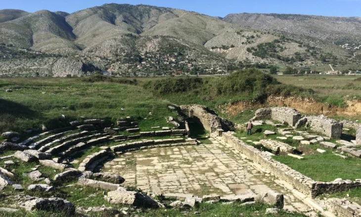 Qyteti antik i Hadrianopolit, IKTK: Ndër më të spikaturat është teatri antik