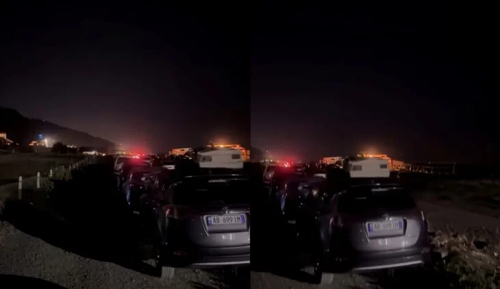 Radhë e gjatë makinash në Shëngjin, probleme në menaxhimin e trafikut