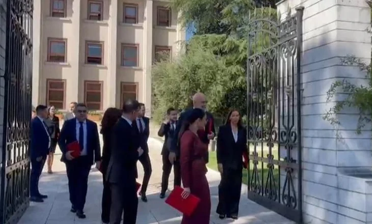 Rama dhe ministrat e rinj në këmbë drejt Kryeministrisë. Sot mbledhja e parë e qeverisë (Video)