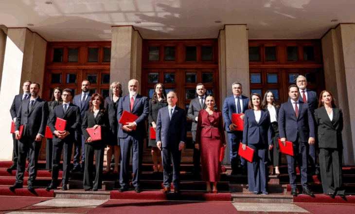 Rama dhe ministrat para presidentit, marrin detyrën pas betimit me dorën mbi Kushtetutë
