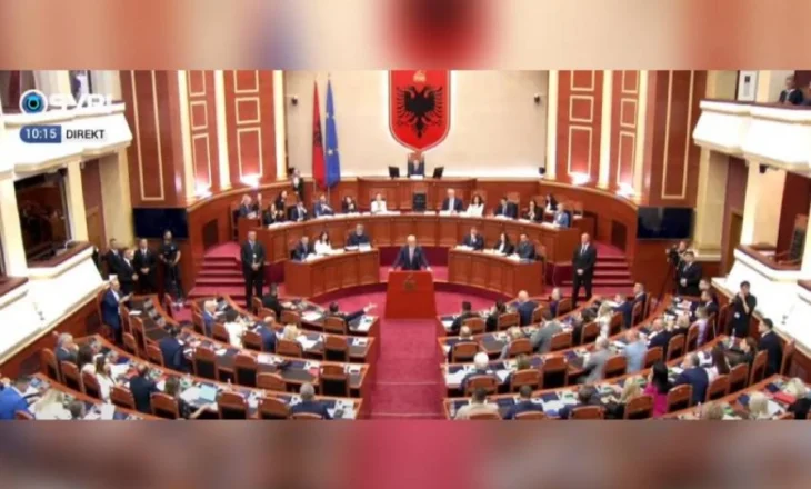 Rama shkelmon rregulloren e kuvendit, u heq të drejtën e diskutimit deputetëve, voton programin e qeverisë pa debat
