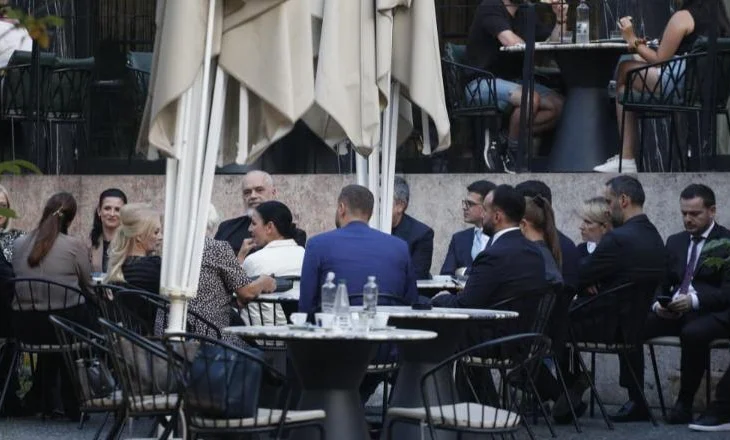 Rama ulet në kafe me ministrat dhe deputetët pas takimit në selinë e PS