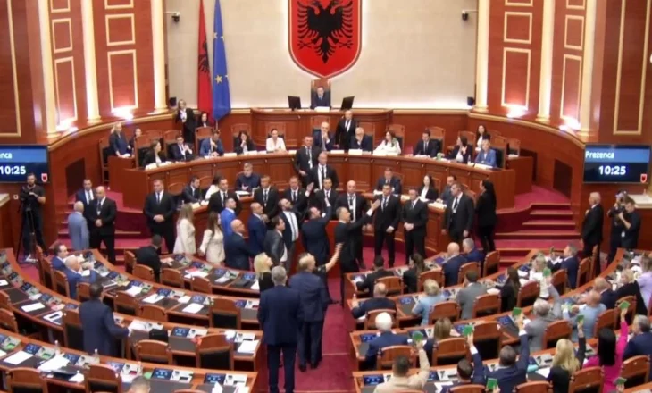 REKORD! Socialistët miratojnë programin qeverisës për 20 minuta, opozita tenton të godasë Ramën