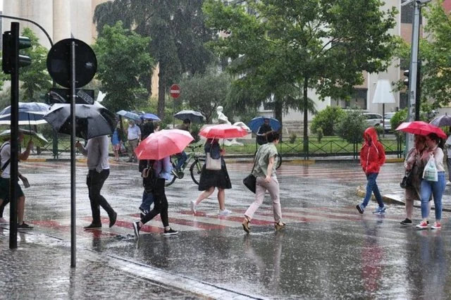Reshje të dendura shiu dhe ulje temperaturash, parashikimi i motit për sot