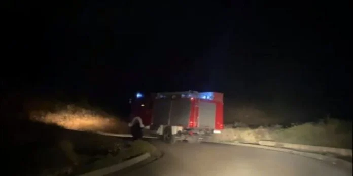 Rikthehen zjarret në Gramsh/ Vatra në fshatin Bulçar aktivizohet nga era e fortë