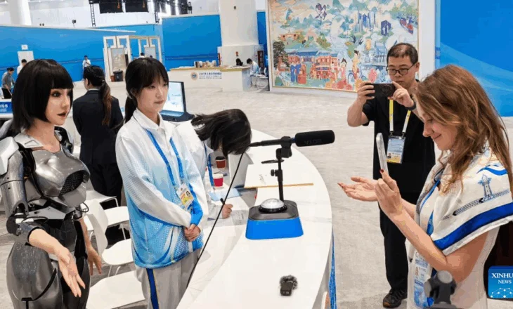 Robotë të spikatur në qendrën mediatike të Samitit të SCO-së në Tianjin