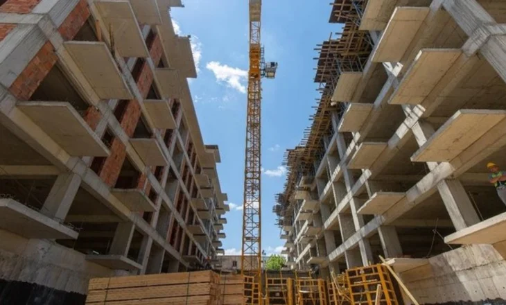 Roja humb jetën pasi e zë poshtë porta e kantierit të ndërtimit, në hetim drejtuesja dhe tekniku i firmës