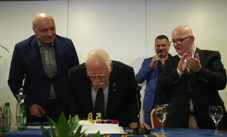 “Rotary Club” nderon aktorin Reshat Arbana për 85-vjetorin e lindjes