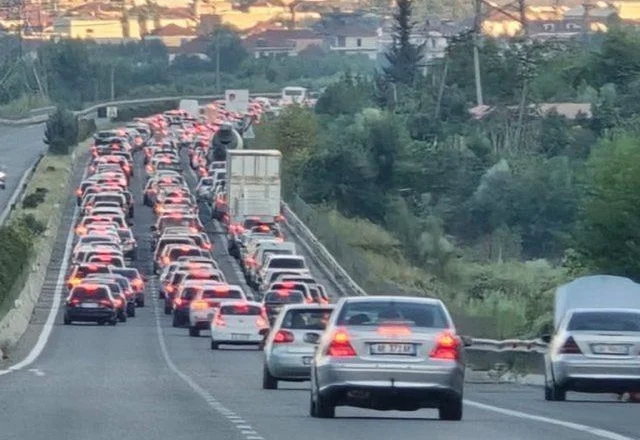 Rradhë të gjata pritje/ Trafik i rënduar në aksin Tiranë-Elbasan