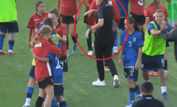 Rrënqethëse/ Shikoni se çfarë bëri trajnerja e Shqipërisë kundër Kosovës, emocion i pastër krenarie