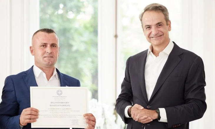 Rrezikoi jetën për të shpëtuar 2 të mitur, shqiptari në Greqi merr nënshtetësinë greke nga vetë kryeministri Mitsotakis