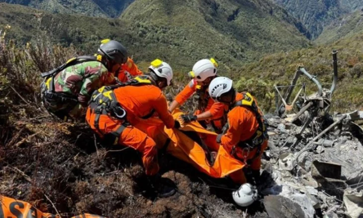Rrëzohet helikopteri në Indonezi, katër të vdekur