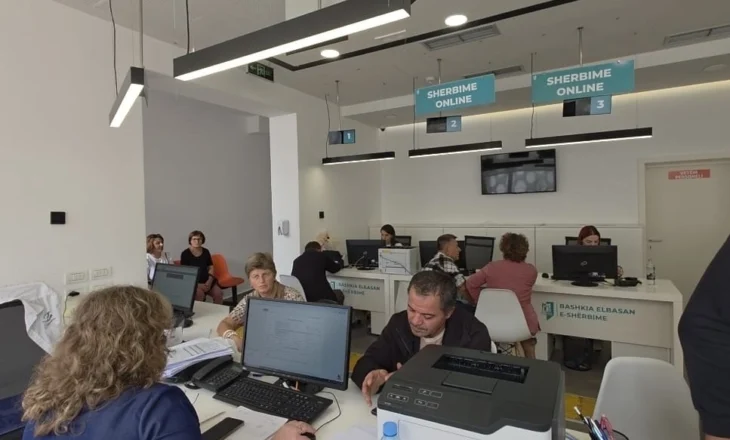 Rritet fluksi i qytetarëve në zyrat e e-Shërbimeve në Elbasan, kursime deri në 340 mijë lekë në ditë