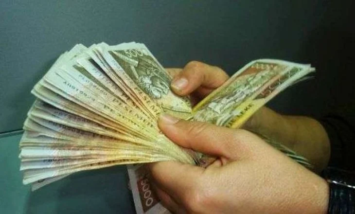Rroga më të larta e puna online, kursimet e shqiptarëve shpërthejnë në banka
