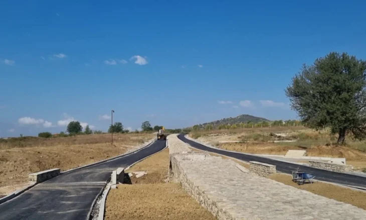 Rruga Egnatia “vishet” me asfalt/ Auron Tare kërkon të ndërhyrë kryeministri, reagon Bashkia e Peqinit