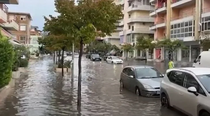 Rrugë dhe lagje nën pushtetin e ujit/ Përkeqësimi i motit ‘pushton’ Vlorën, qyteti përmbytet sërish