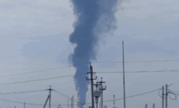 Rusia: Ukraina ka sulmuar një kompleks për përpunimin e naftës