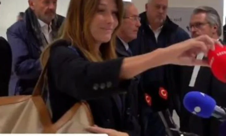 Sarkozy u dënua me 5 vite burg, Carla Bruni inatoset me gazetarët (Video)