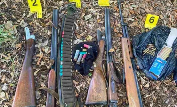 Sekuestrohet arsenal armësh në Zveçan/ Pushkë gjysmëautomatike dhe gjuetie, fishekë të fshehura në pyll