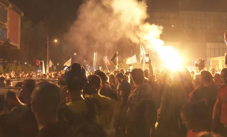 Serbi, protestuesit kërkojnë “kokën” e Vuçiçit/ Digjet Novi Sadi