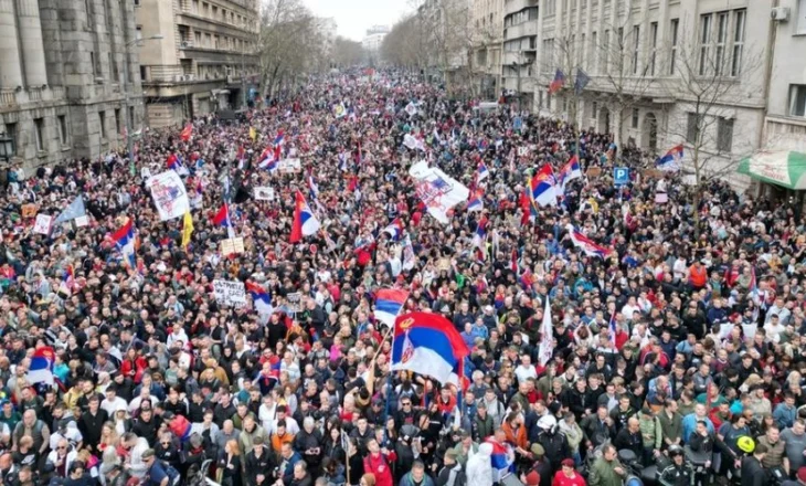 Serbia në krizë nga protestat, analisti: Pse Vuçiç po e ruan pushtetin me çdo kusht