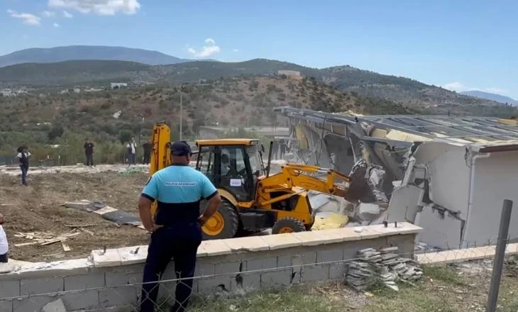 Shembet ndërtesa e kreut të AMP/ Kishte ndërtuar pa leje, rasti u bë publik një ditë më parë nga Rama