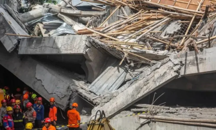 Shembet shkolla islame në Indonezi, dhjetëra studentë të bllokuar, 3 të vdekur dhe 99 të plagosur