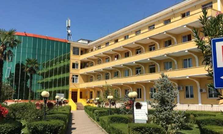 Sherr me thika mes infermierëve tek ‘Shefqet Ndroqi’, plagoset njëri prej tyre