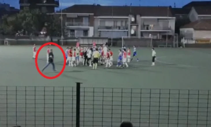 Sherr në një ndeshje futbolli për të rinj në Itali, babai futet në fushë dhe godet 13-vjeçarin që konfliktohej me djalin e tij