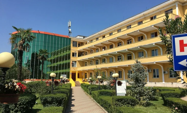 Sherr te “Shefqet Ndroqi”! Laboranti godet me gërshërë infermierin, më pas arratiset